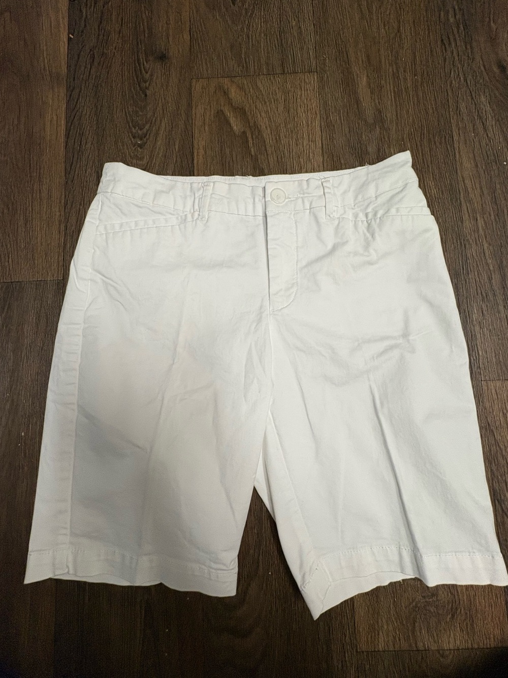 Croft & Barrow White Classic Fit Bermuda Stretch shorts Size 8.